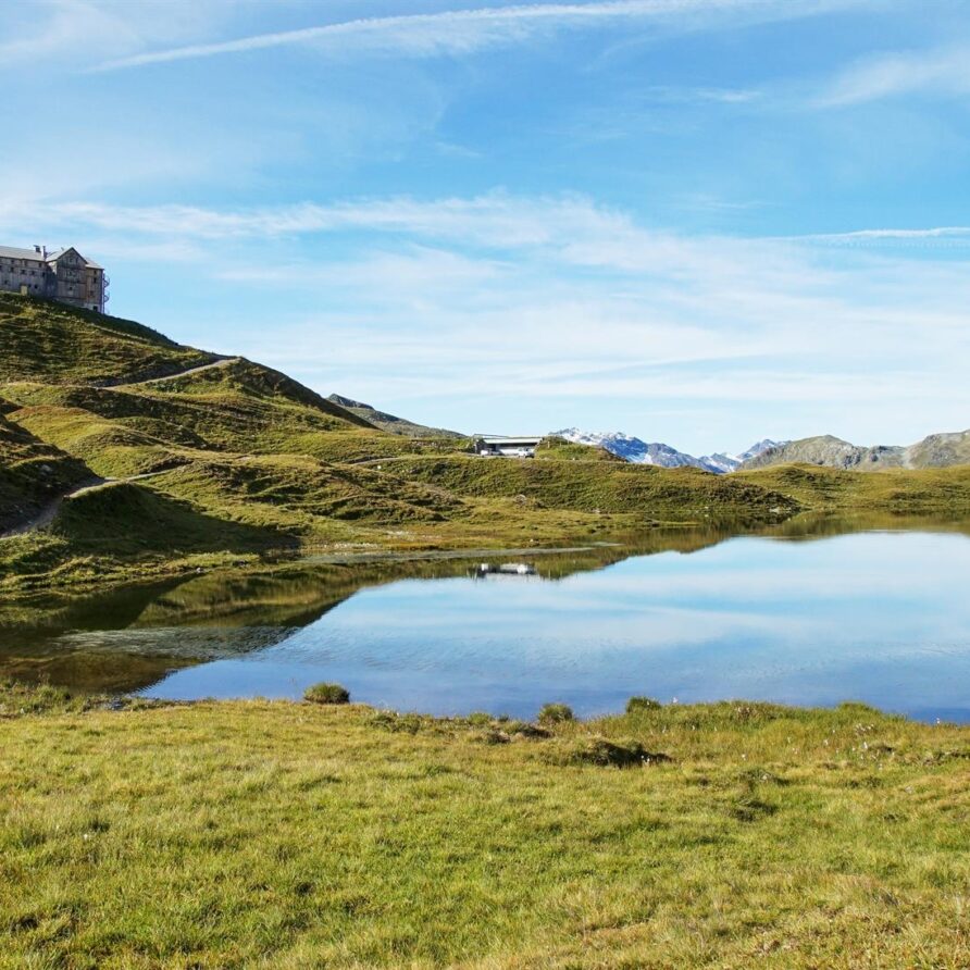 Neue Heilbronner Hütte mit See TVB